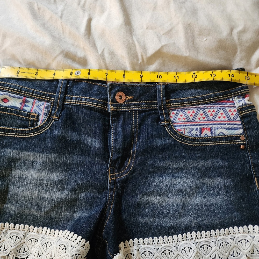 l.e.i. Ashley Lowrise Denim Shorts Junior 5 Blue Excellent Crochet Fringe Boho - Picture 11 of 11